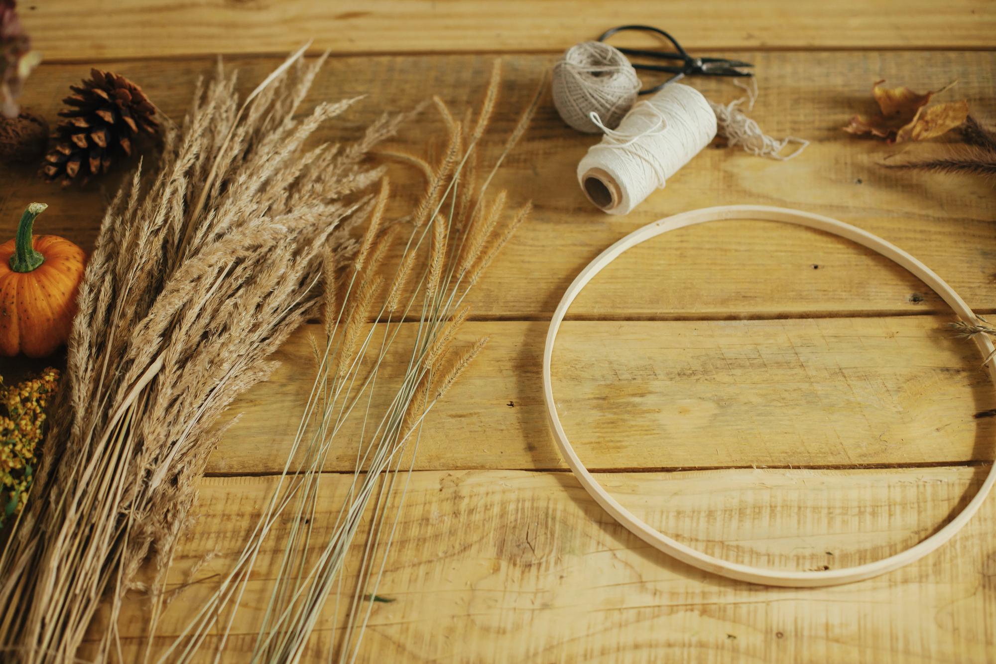 atelier table with threads and hoop